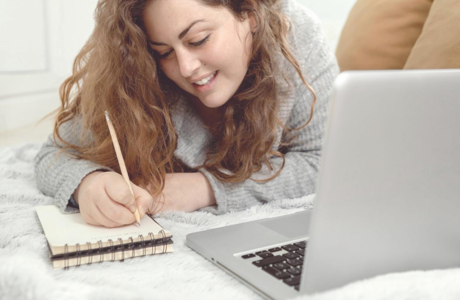 Büroumgebung mit Arbeitsplatz und Laptop für Finanzberatung