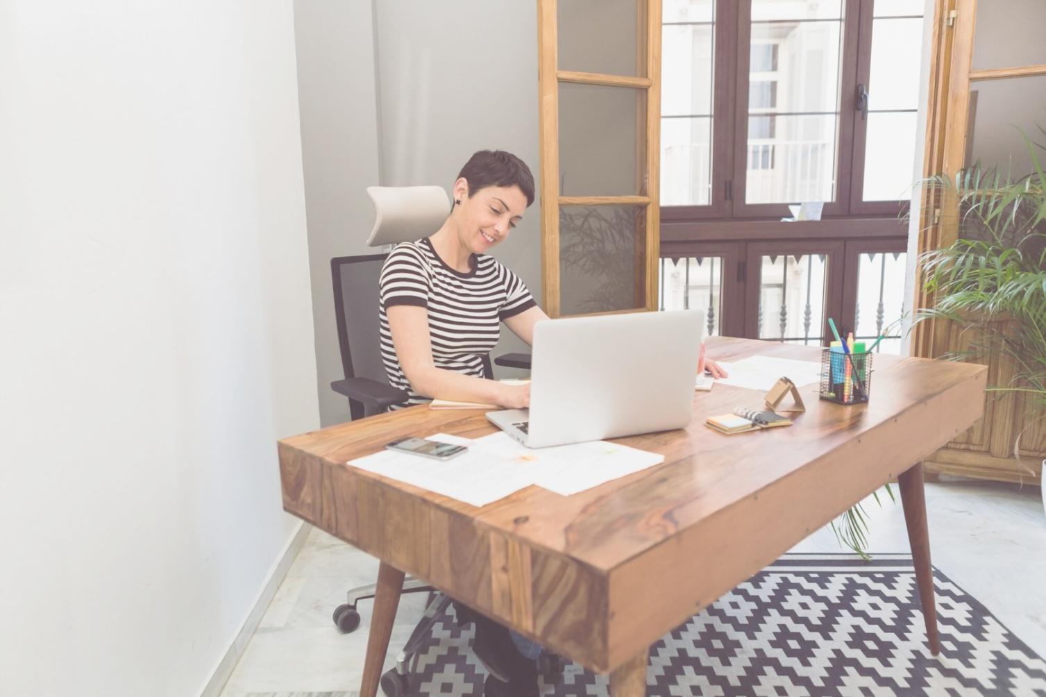 Arbeitsbereich mit Finanzunterlagen und Notizen