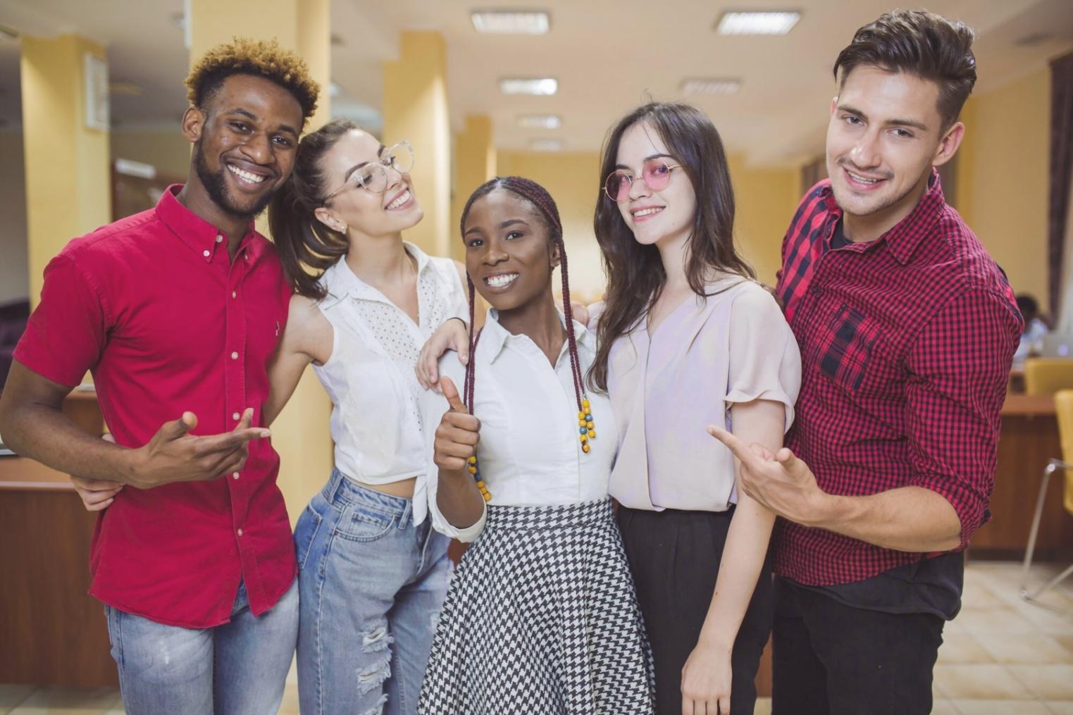 Teilnehmer beim gemeinsamen Lernen über Budgetplanung